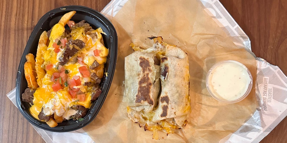 Taco Bell Creamy Garlic Sauce & Steak Garlic Nacho Fries Review