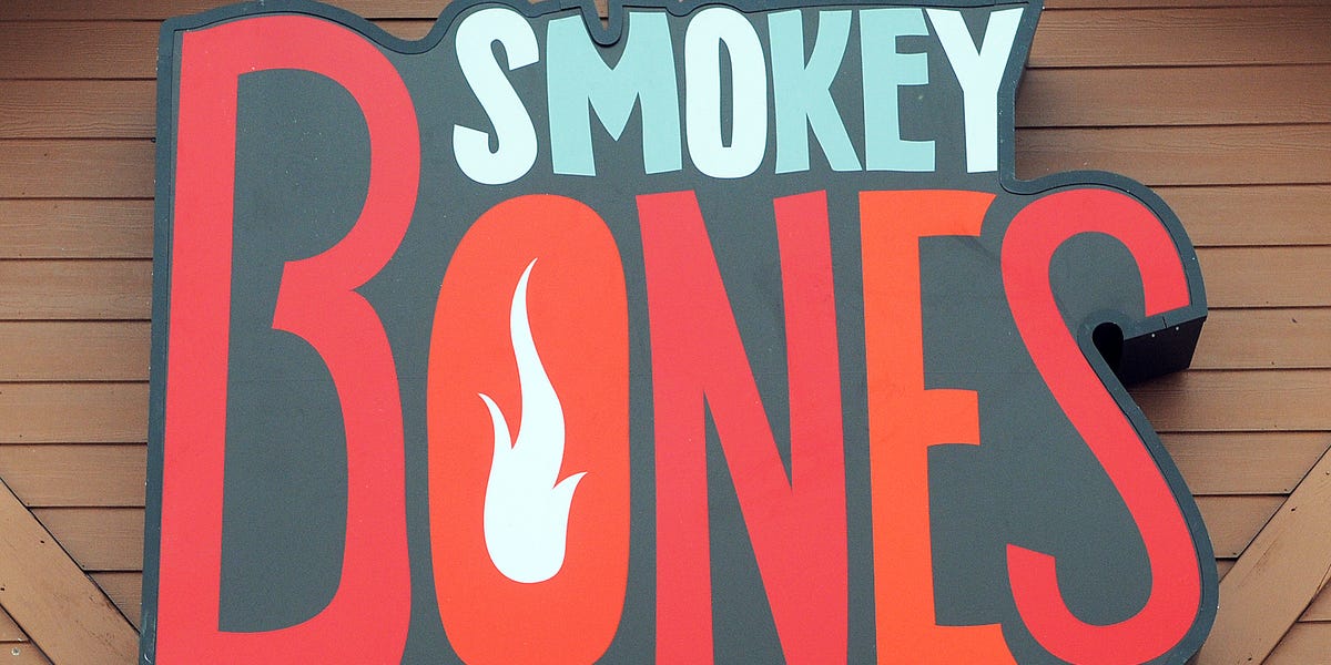 BBQ Chain Smokey Bones Shuts Down All Locations—And Customers Are Saying ‘HALLELUJAH’